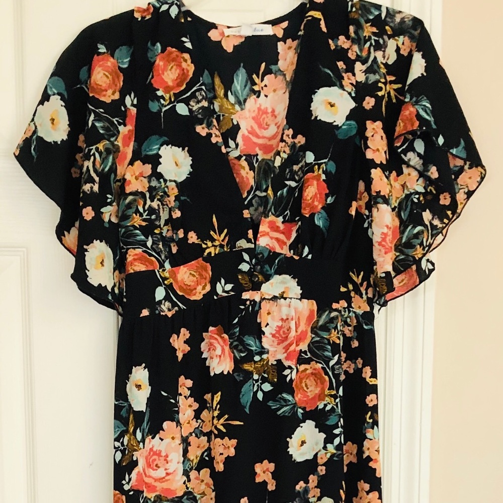 Beautiful floral maxi dress with angel sleeves